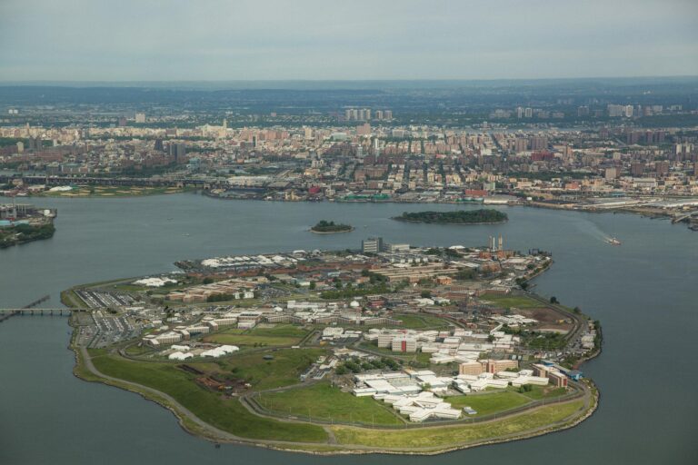 US judge takes control of New York’s troubled Rikers Island jail – Yahoo