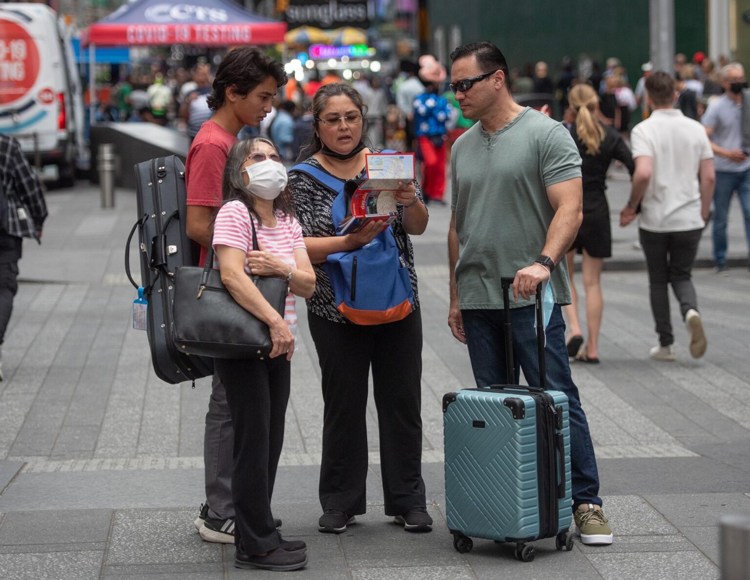Fewer foreign tourists are visiting NYC. The city is feeling the pinch – CNN