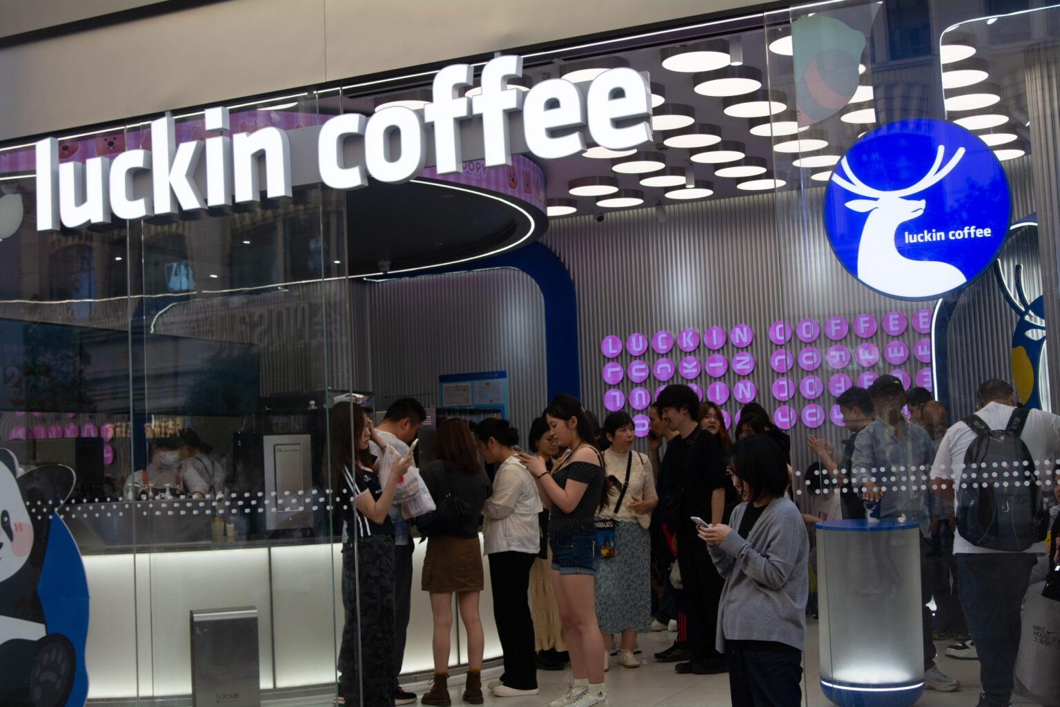 I tried Luckin Coffee’s first US location in NYC. Starbucks should watch out – Business Insider