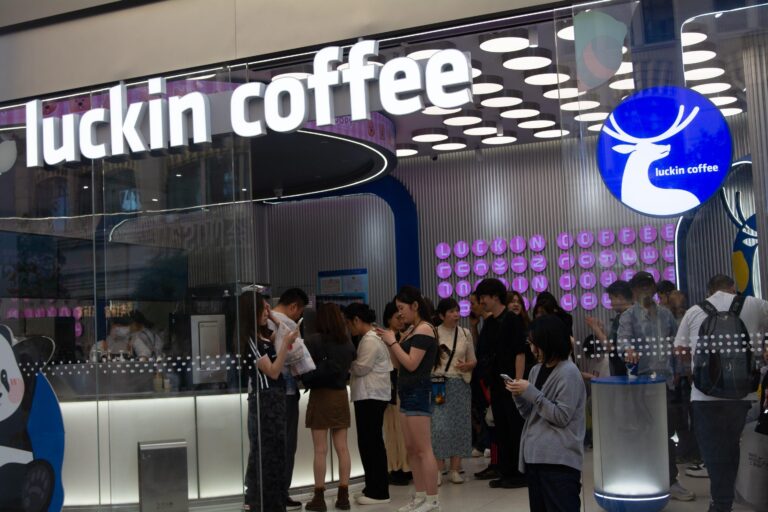 I tried Luckin Coffee’s first US location in NYC. Starbucks should watch out – Business Insider