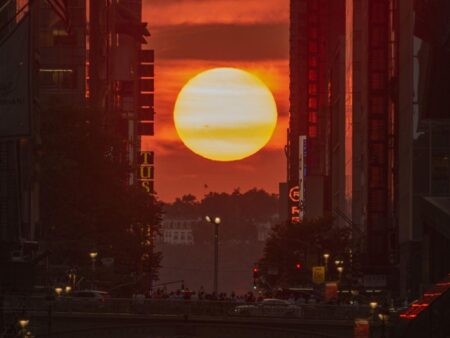 See sunset photos from Manhattanhenge 2025 – Bergen Record