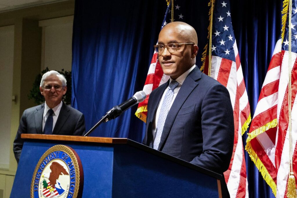Federal prosecutor resigns after refusing DOJ order to drop NYC Mayor Adams’ corruption case – PBS