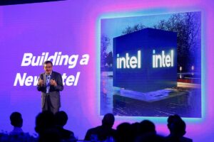Intel Agrees to Sell U.S. a 10% Stake in Its Business – The New York Times