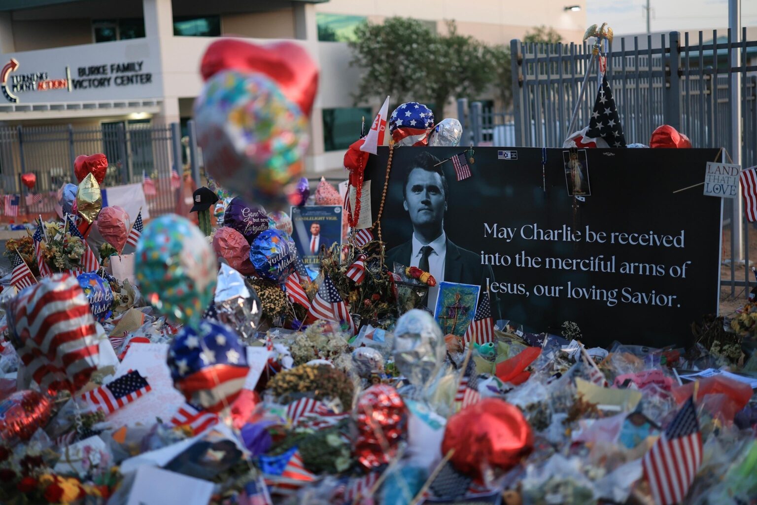 Thousands Flock to Phoenix for Charlie Kirk’s Memorial Service – The New York Times