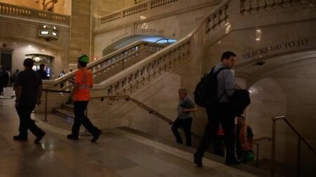 See the scene as power goes out inside NYC’s Grand Central station – USA Today