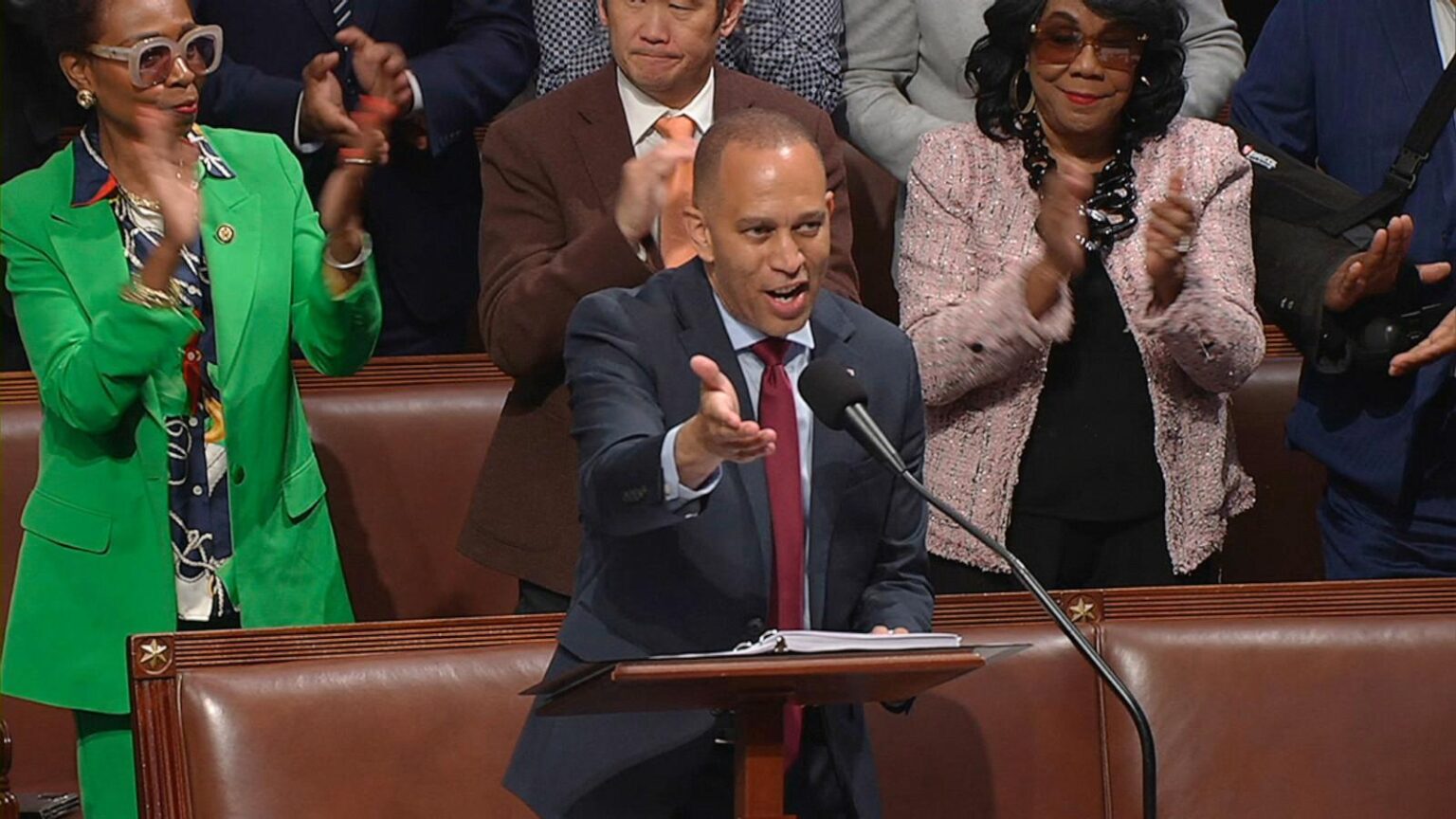 Hakeem Jeffries Breaks Record in Hourslong Speech Opposing Trump’s Policy Bill – The New York Times