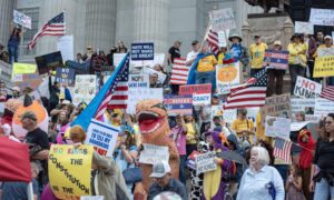 ‘No Kings’ rallies ran from coast-to-coast; protesters waved signs, wore costumes – USA Today