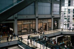 New York’s Largest Shopping Mall Is An Entertainment Hub With Premium Shops And Restaurants – AOL.com