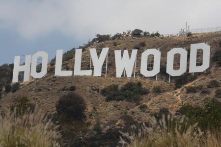 Hollywood Heavyweights Sign Letter Opposing Paramount’s Deal for Warner Bros. – The New York Times