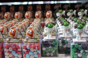 New candy stores are popping up across NYC. Why? – BBC