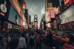 Times Square stabbing in NYC leaves 1 dead, assailant killed – DW.com
