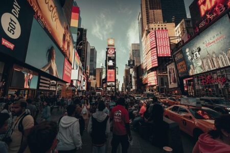 Times Square stabbing in NYC leaves 1 dead, assailant killed – DW.com