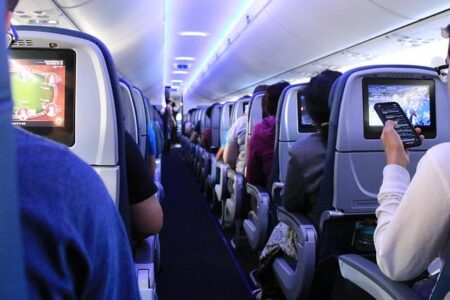Those Seatback Screens on Planes Are Starting to Disappear (Published 2018) – The New York Times
